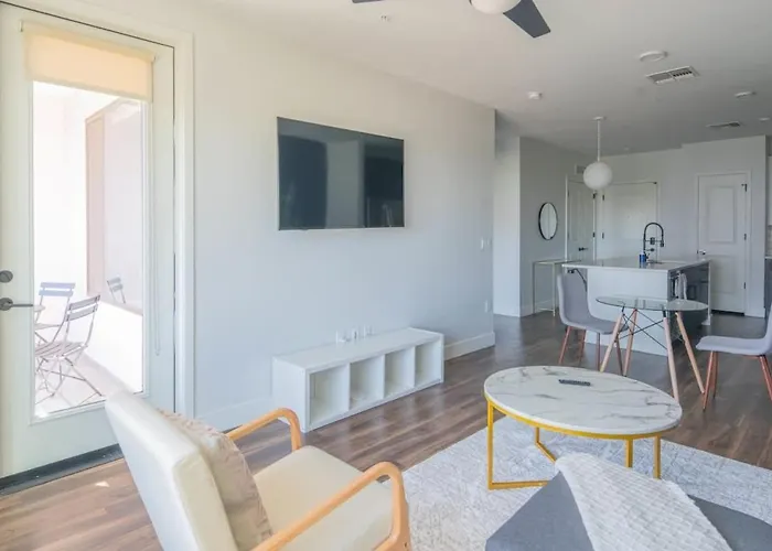 Apartment Heart Of 1bd With Pool Gym Parking *