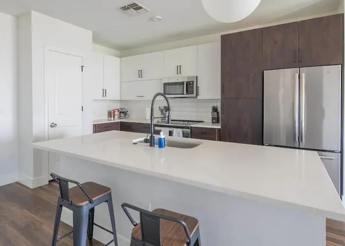 Heart Of 1bd With Pool Gym Parking Apartment *